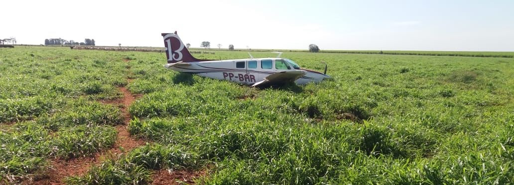 Dentro da aeronave avia fuzis e drogas - Foto: Polícia Militar/Divulgação